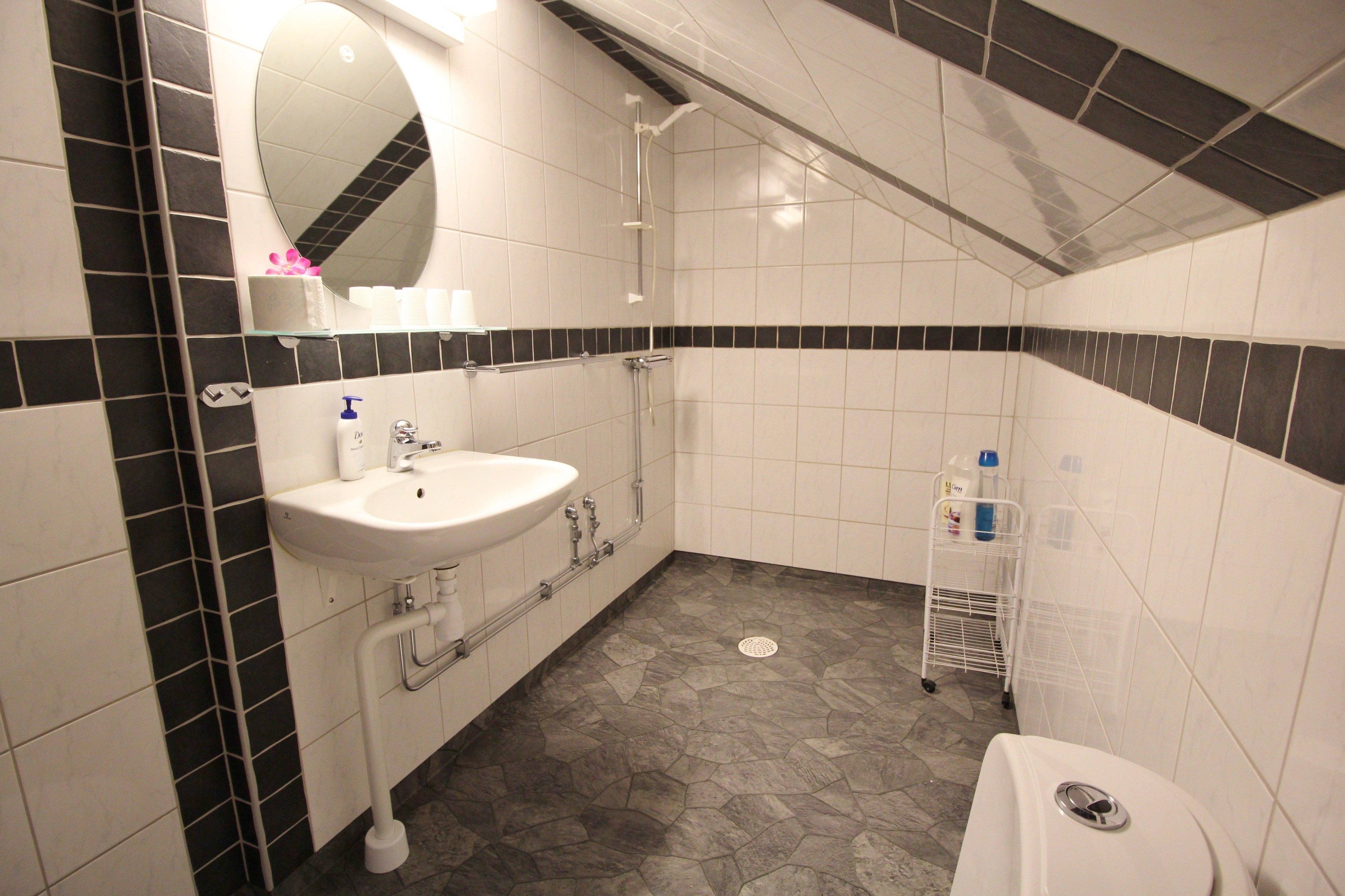 double room | bathroom | shower, towels