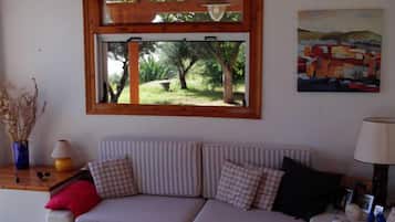 Apartamento, 2 quartos | Sala de estar | TV de tela plana