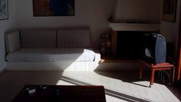 Apartamento, 2 quartos | Área de estar | TV de tela plana