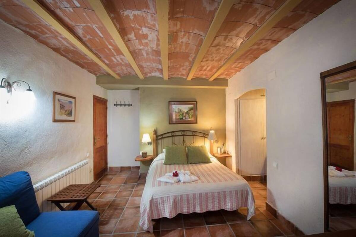 Blackout curtains, soundproofing, free WiFi, bed sheets
