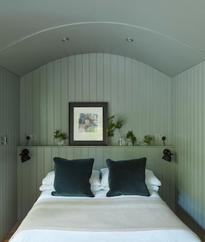 Shepherd Hut | Premium bedding, individually decorated, individually furnished - Victorian House (Ambleside)