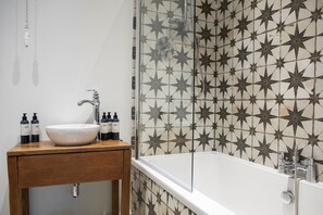 Spacious Double Room | Bathroom | Free toiletries, hair dryer, towels, soap - Victorian House (Ambleside)