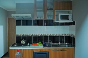 Refrigerador, microondas, placa de cocina, utensilios de cocina