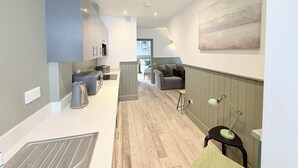 Căn hộ Premium, có phòng tắm riêng (Ground Floor (1)) | Bếp chung