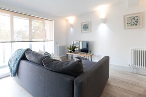 Premier Apartment, Ensuite (First Floor ( 2)) | Lounge - The Old Stables (Southampton)