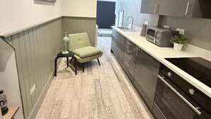 Căn hộ Premium, có phòng tắm riêng (Ground Floor (1)) | Bếp chung