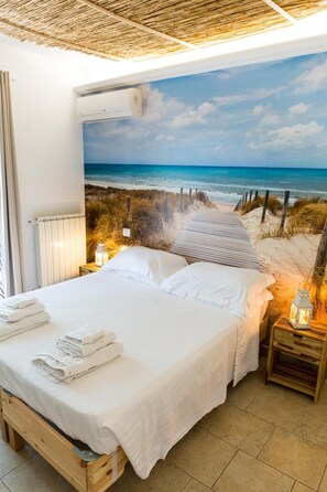 Escritorio, cunas (de pago), wifi gratis y ropa de cama