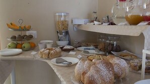 A buffet setup with various food items and beverages. - B&B Villa Saraceni (Vasto)