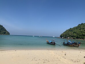 Una spiaggia nelle vicinanze