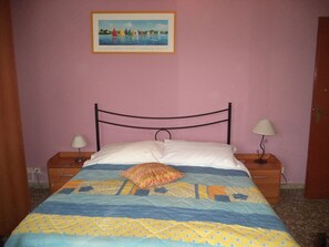 2 bedrooms, desk, bed sheets