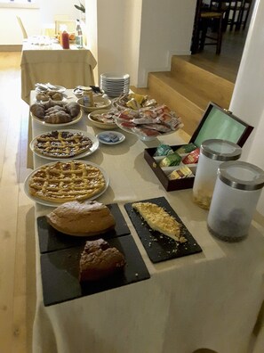 Desayuno con opciones de la cocina local diario (EUR 5 por persona)