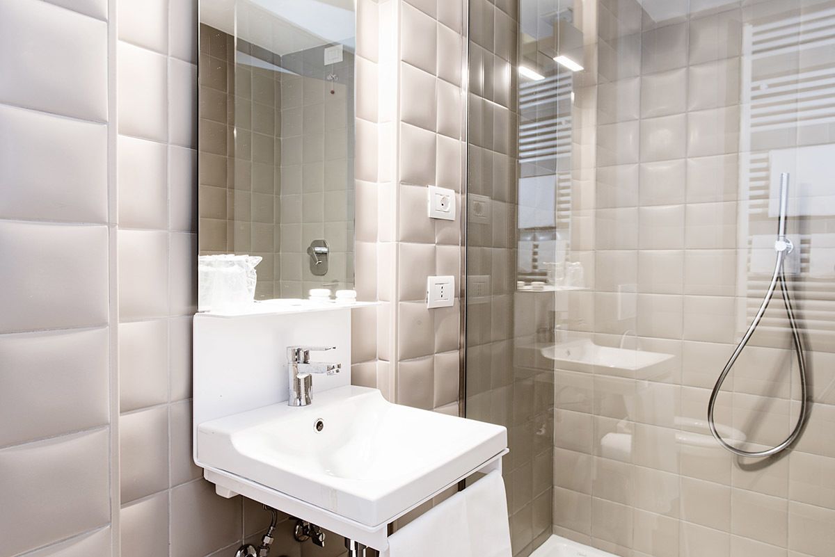 standard double room | bathroom | shower, rainfall showerhead, free toiletries, hair dryer