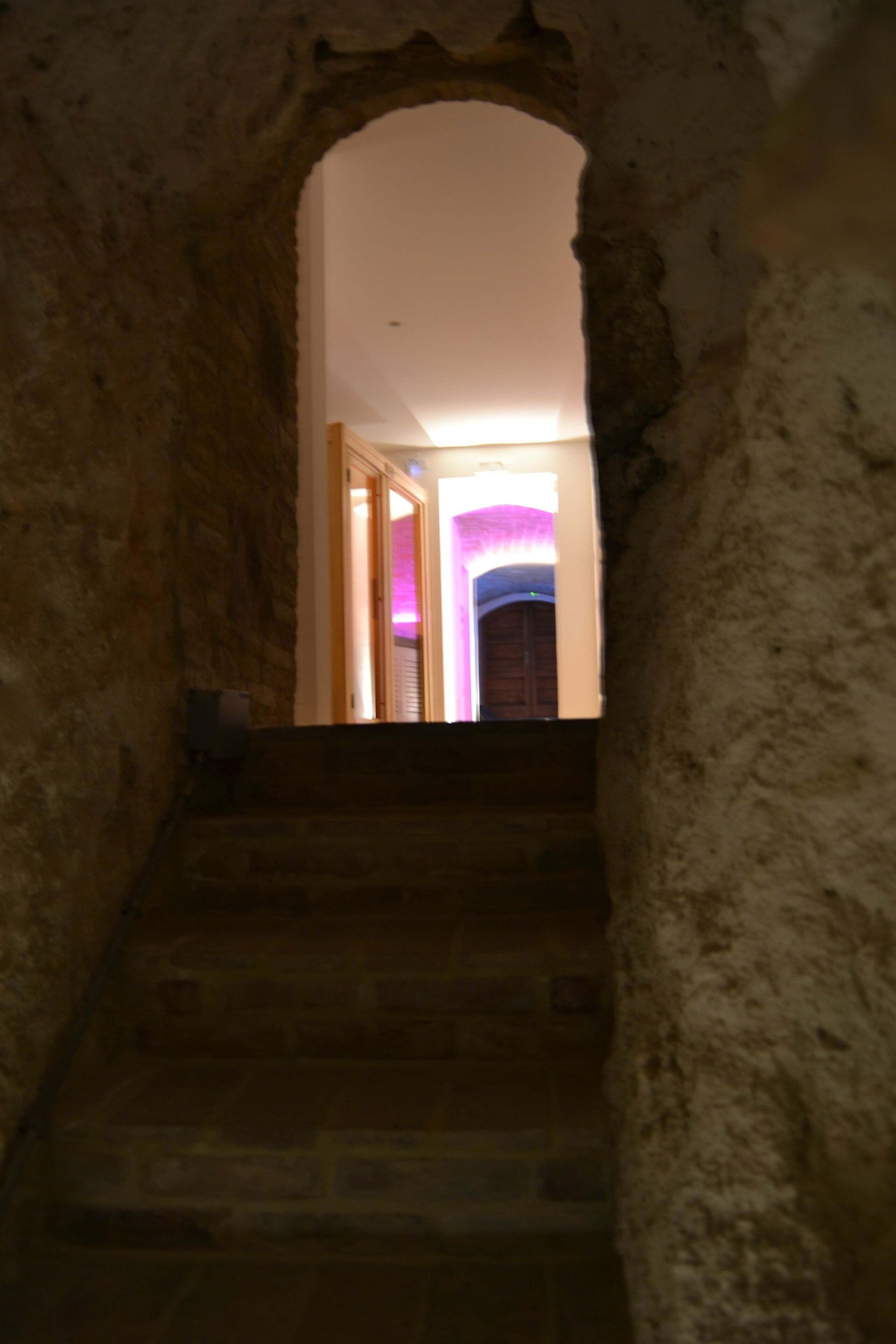 sauna, hot tub, steam room, deep-tissue massages, massages