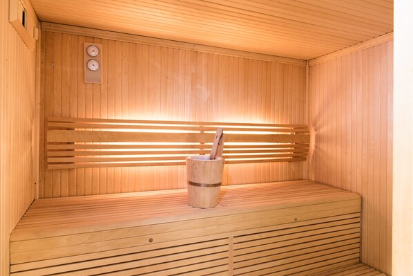 Un sauna, una bañera de hidromasaje, baño turco
