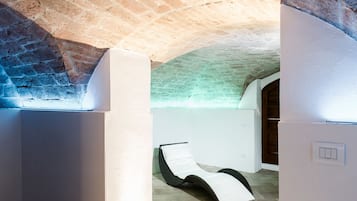 Sauna, Whirlpool, Dampfbad, Tiefengewebe-Massagen, Massageanwendungen