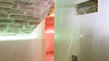 Sauna, vasca idromassaggio, bagno turco, massaggi “deep tissue”