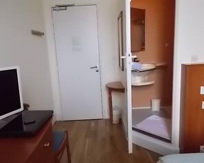 Kamar Single | Area keluarga | TV layar datar