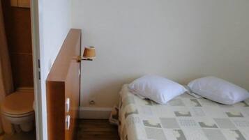 Doppelzimmer | Schreibtisch, BĂŒgeleisen/BĂŒgelbrett, Babybetten, kostenloses WLAN