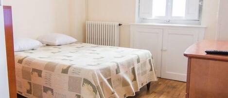 Habitación doble | Escritorio, tabla de planchar con plancha, cunas (de pago) y wifi gratis