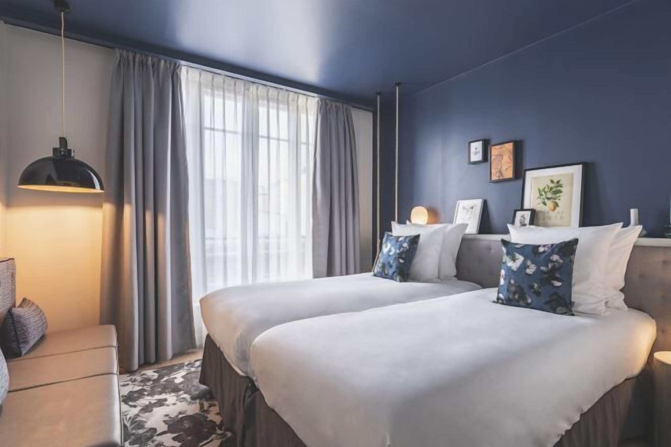 Ropa de cama de alta calidad y minibar 