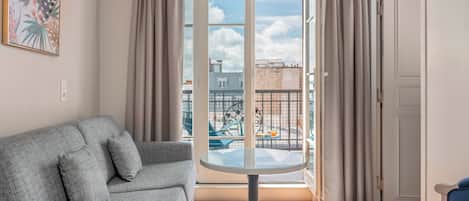 Panorama suite | 2 slaapkamers, luxe beddengoed, een minibar, een kluis op de kamer