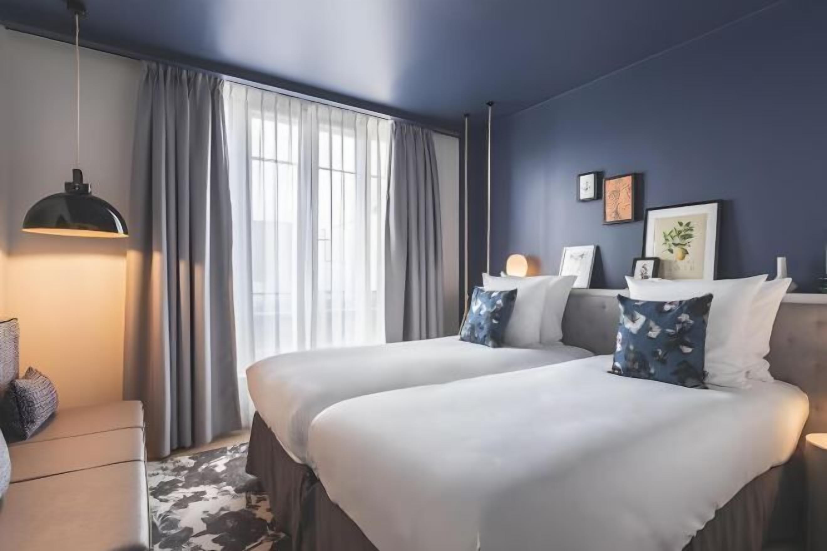 Ropa de cama de alta calidad y minibar 