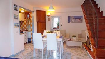 Maisonette | Essbereich im Zimmer