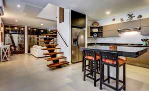 Villa, 3 habitaciones | Cocina privada | Frigorífico grande, microondas, horno y placa de cocina