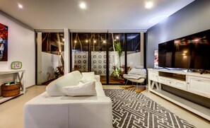 Villa, 3 habitaciones | Sala de estar | Una televisión de pantalla plana, Netflix