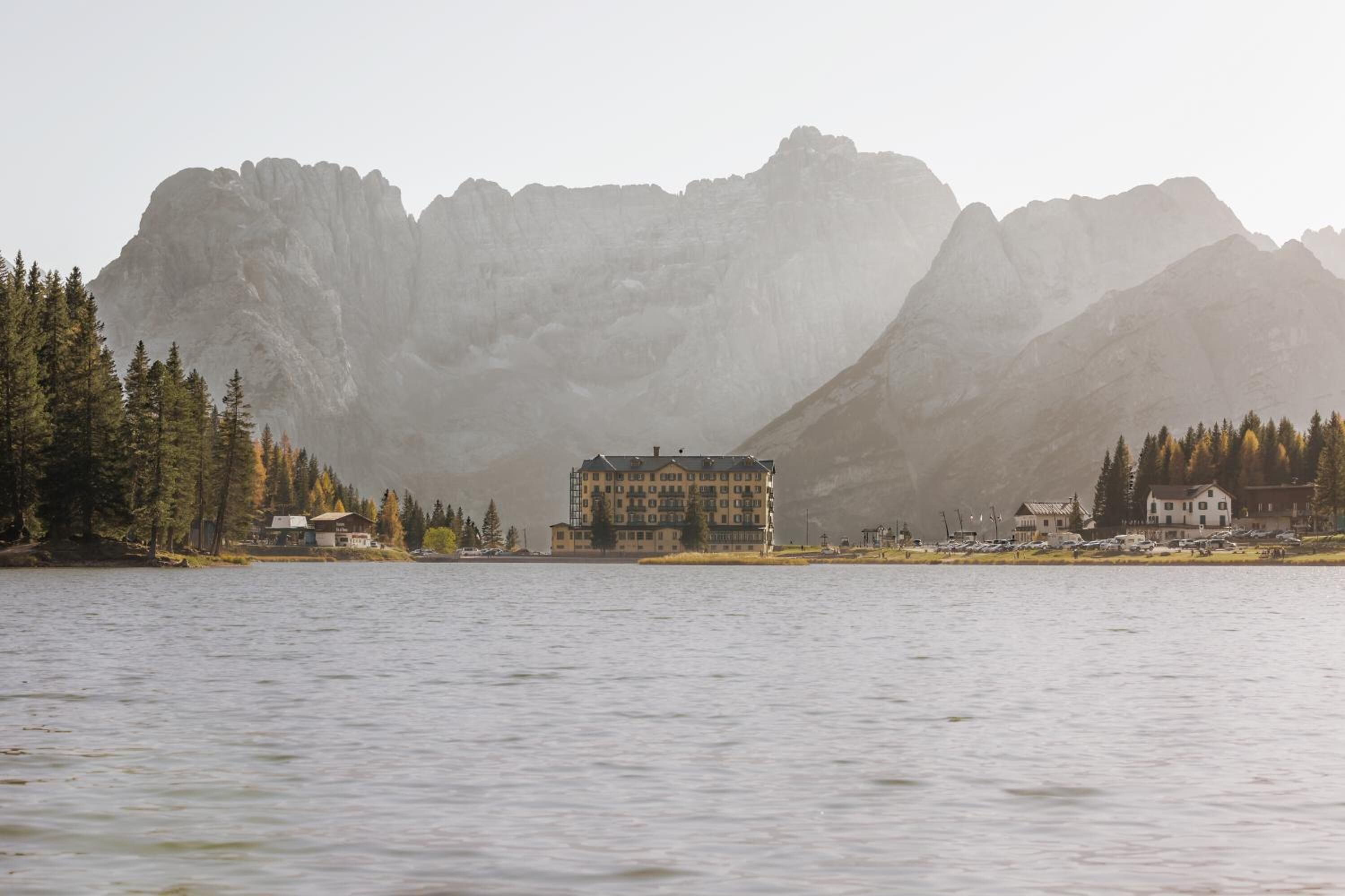 Un edificio sul lago con vista sulle montagne.