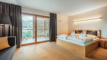 Suite, Mountainside | In-room safe, desk, soundproofing, WiFi (free)