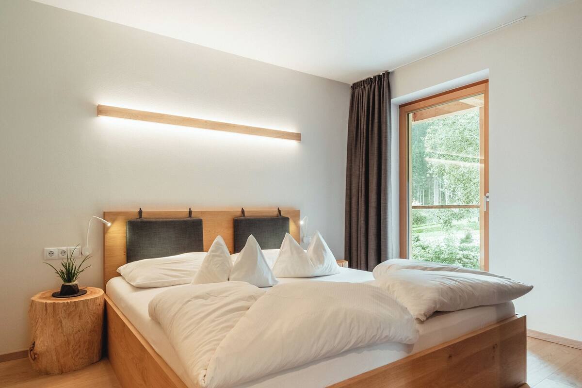 Suite, balcón, vistas al jardín | Caja fuerte, escritorio, sistema de insonorización y wifi gratis