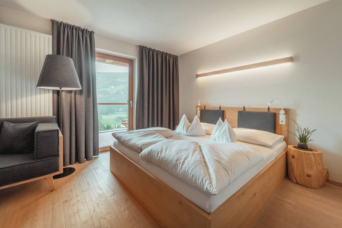 Suite, balcón, vistas a la montaña | Caja fuerte, escritorio, sistema de insonorización y wifi gratis