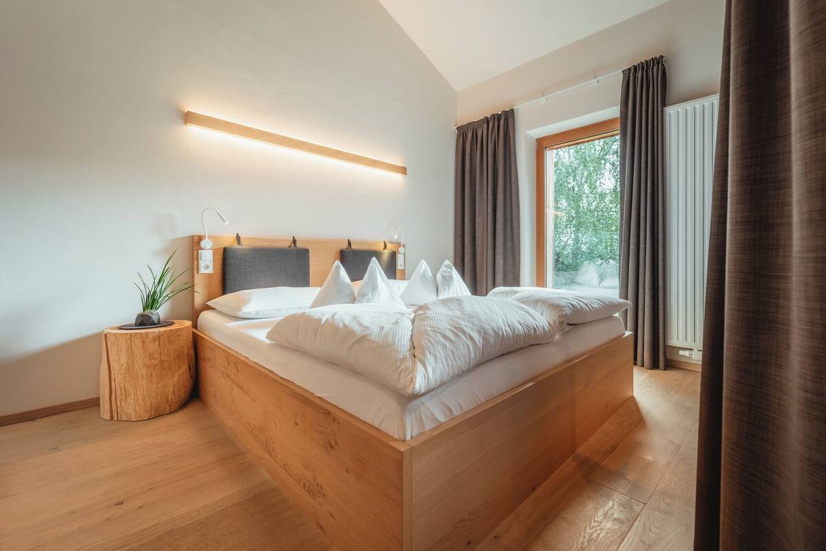 Suite, balcón, junto a la montaña | Caja fuerte, escritorio, sistema de insonorización y wifi gratis