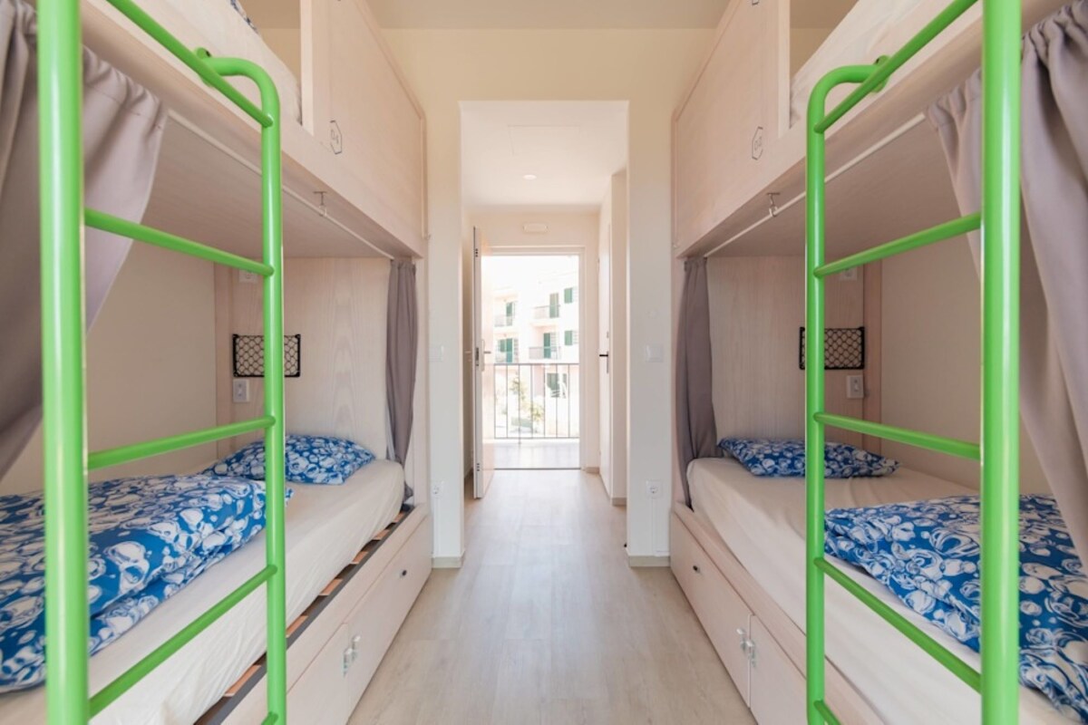 Bed in a 12-mix dorm Ensuite w/ Ocean View | Wi-Fi gratis dan seprai linen