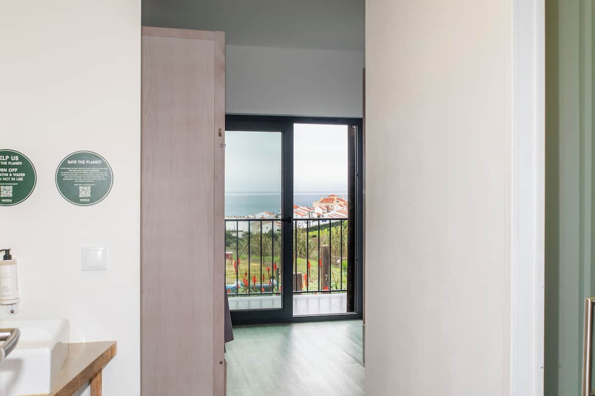 Bed in a 6-mix dorm Ensuite w/Ocean View | Wi-fi (inkludert) og sengetøy