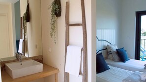 淋浴设施、吹风机、毛巾