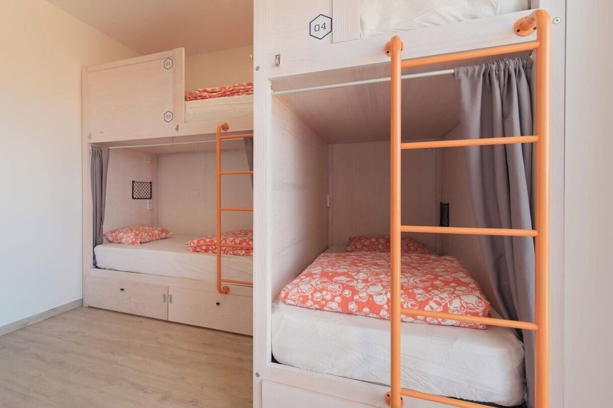 Bed in a 6-female dorm Ensuite w/Ocean View | Wi-Fi gratis dan seprai linen
