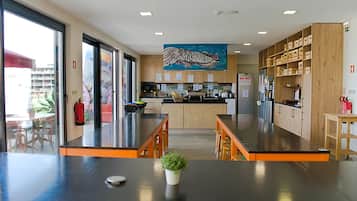 Desayuno buffet diario (EUR 9 por persona)