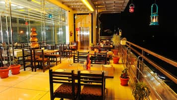 2 restaurantes, se sirven desayunos, comidas y cocina internacional