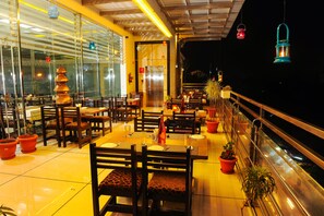 2 restaurants, spécialités Cuisine internationale