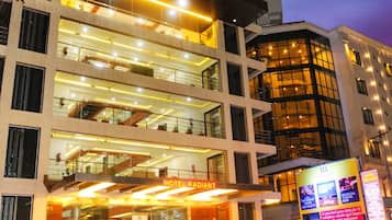 Vista frontal de la propiedad por la tarde o noche