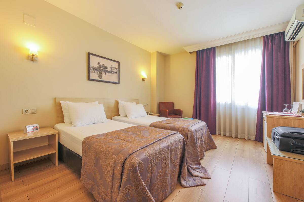 Standard Room | Minibar, in-room safe, desk, soundproofing