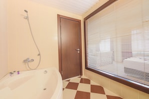 Suite | Bathroom | Shower, free toiletries, hair dryer, slippers - Hostapark Hotel (Mersin)