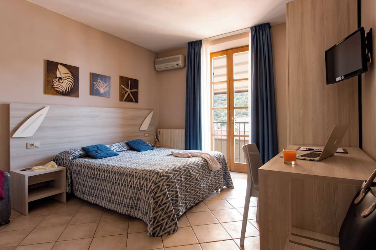 Standard Room | Minibar, desk, WiFi (free), bed sheets