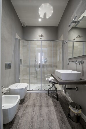 Junior Suite | Bathroom | Shower, free toiletries, hair dryer, slippers - Steam House - Room & Breakfast (Bologna)