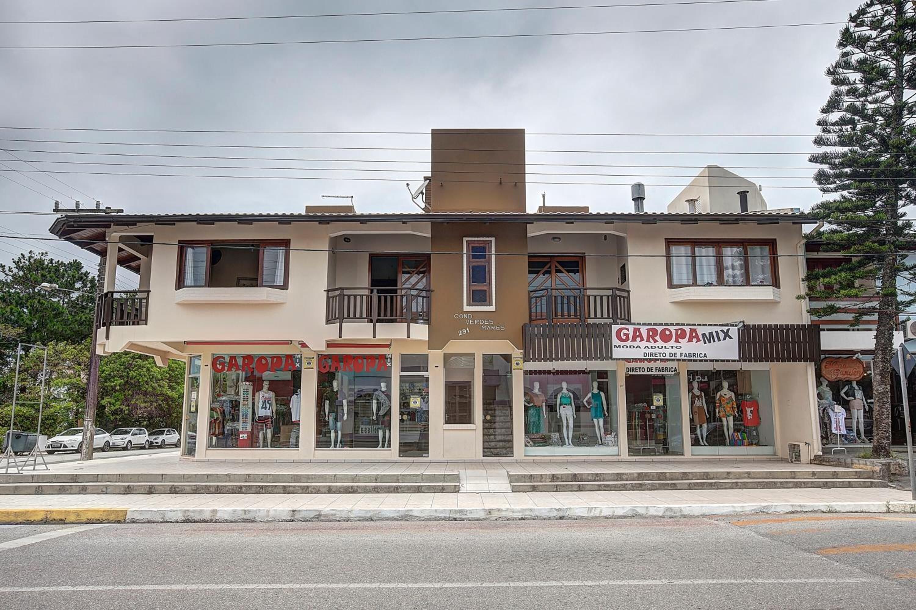 Un immeuble de deux étages, avec un rez-de-chaussée occupé par un commerce et des logements aux étages supérieurs.