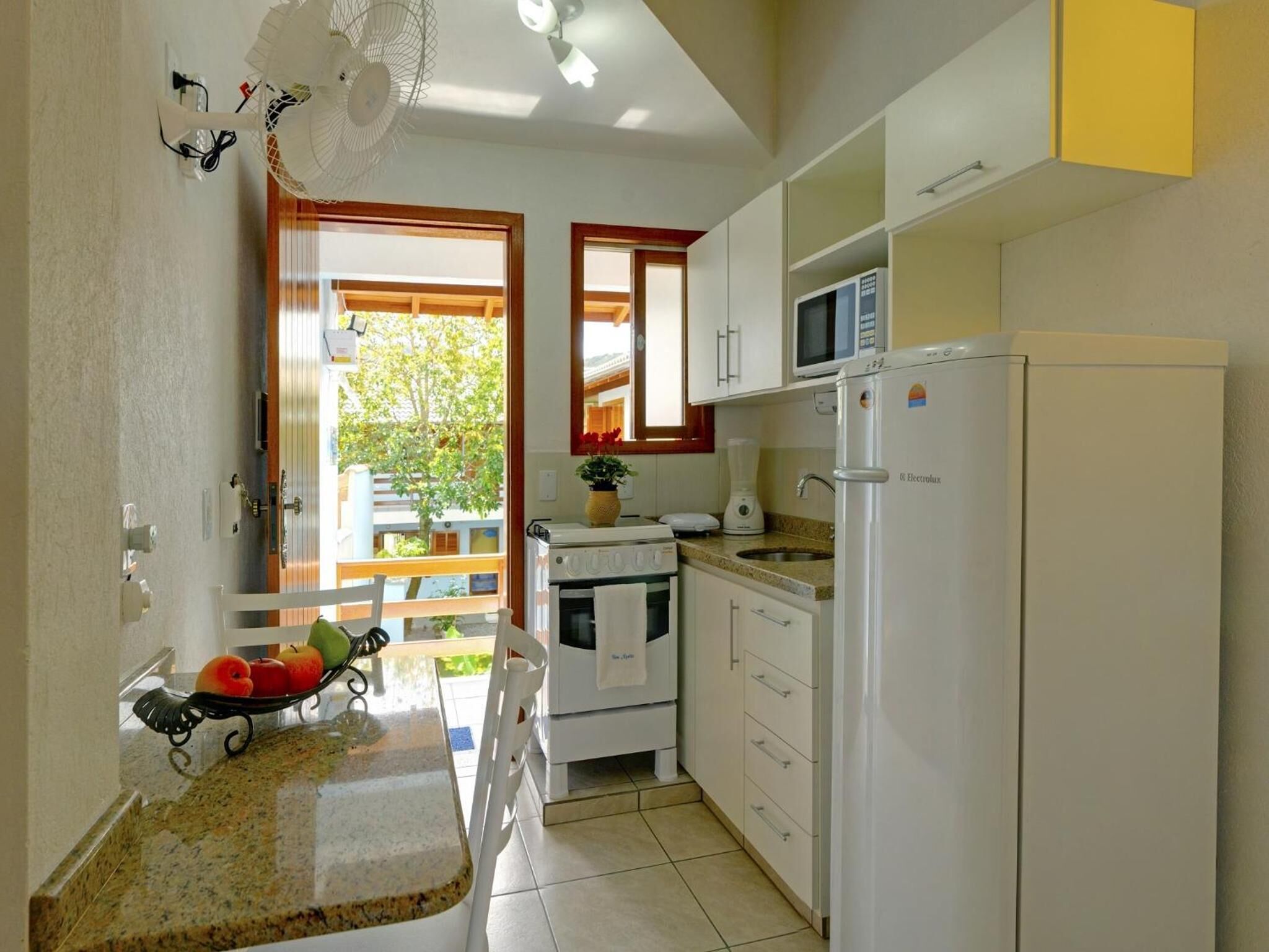 Refrigerador, microondas, horno, placa de cocina