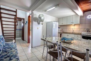Fridge, microwave, oven, stovetop - Morada do Sol Apart Hotel Garopaba (Garopaba)