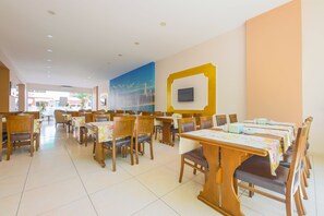Petit-déjeuner servi tous les jours en supplément